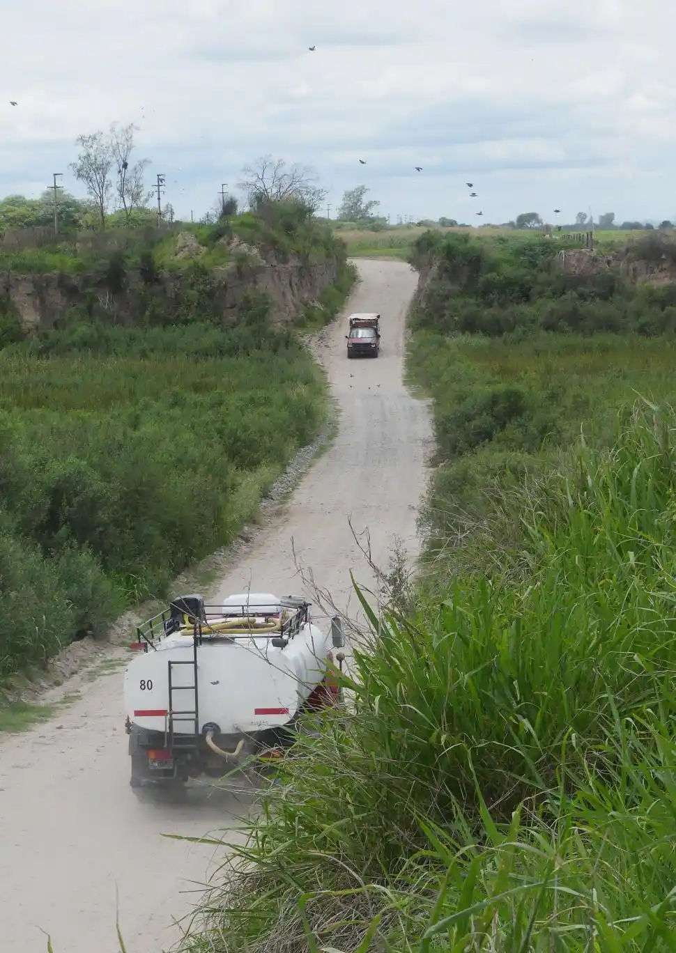 ESPERA. El badén cruza los 100 metros de ancho del cauce del San Francisco. Los vecinos aguardan el puente prometido.