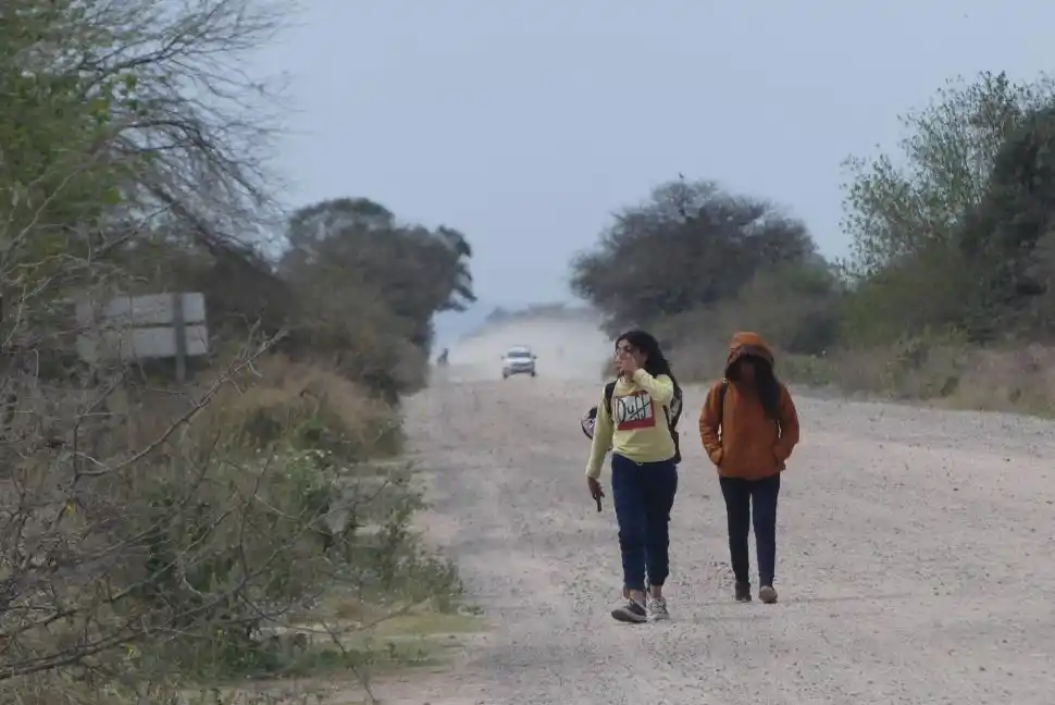 IRRESPIRABLE. EL tránsito vehicular deja una permanente nube de polvo.