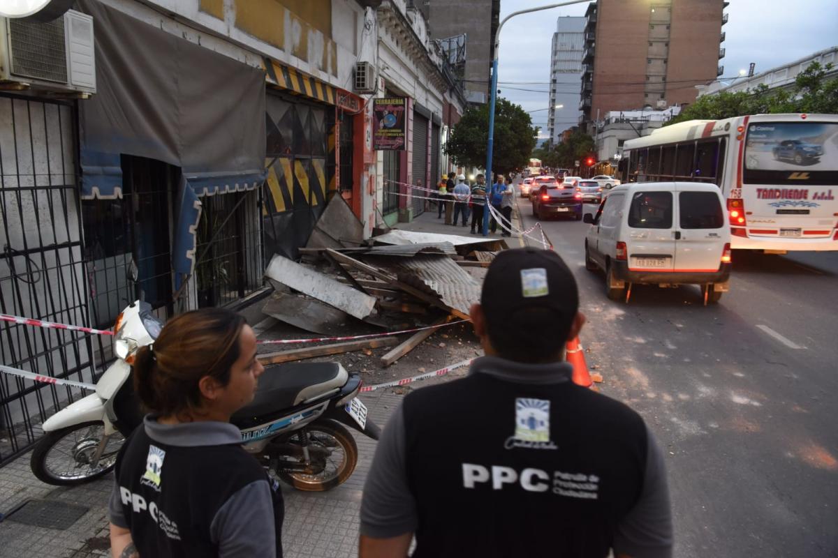 Susto en pleno centro de la capital por un derrumbe en Santiago del Estero al 800