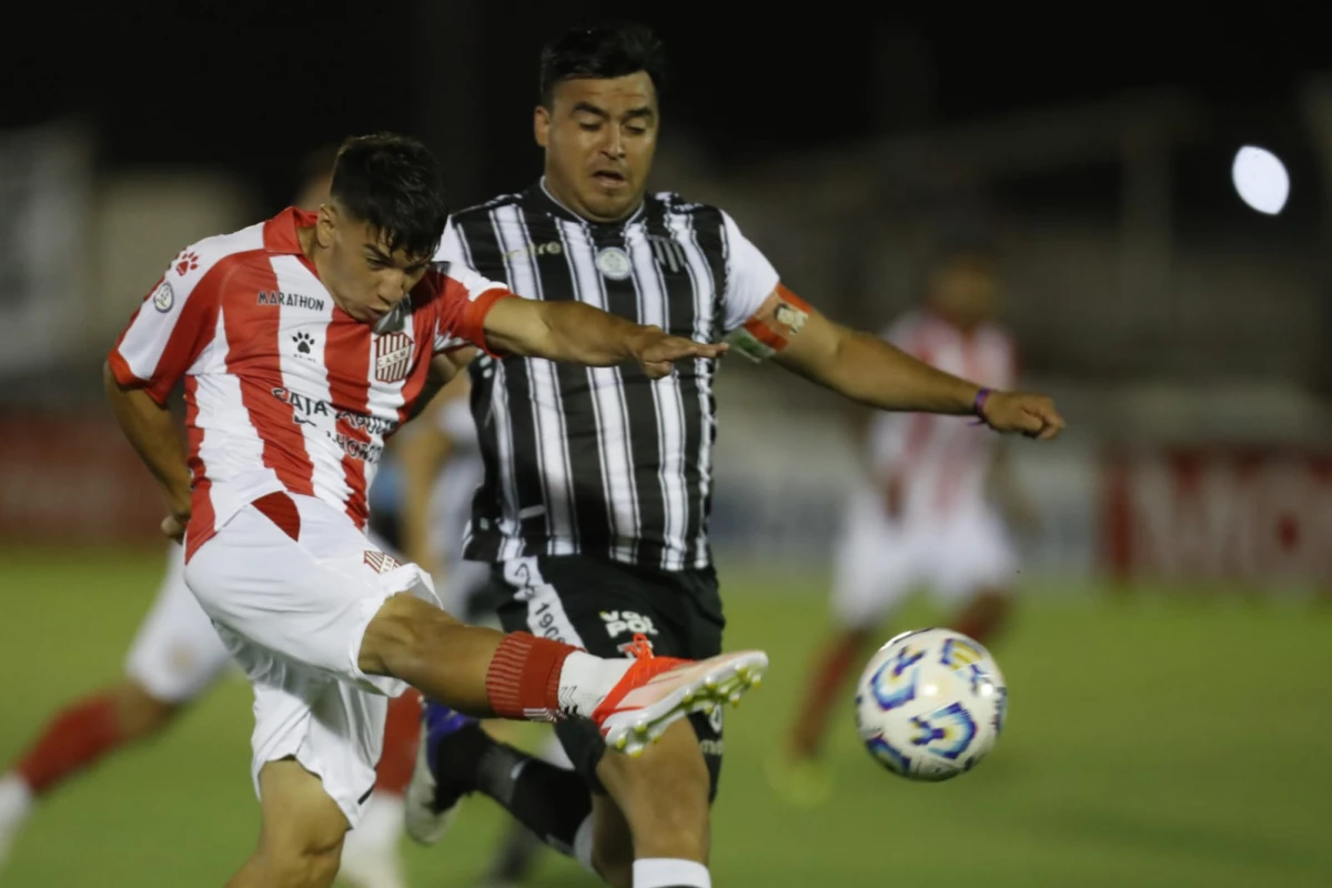 INJUSTO. Lautaro Fedele es presionado por Maximiliano Padilla, capitán de los mendocinos, que sintió que su equipo fue muy superior. Foto de Marcelo Ruiz. Especial para La Gaceta