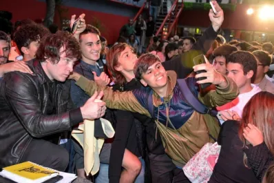 ¿Cambió el plan de emigrar? Un sondeo dice que más adultos sugieren quedarse en el país