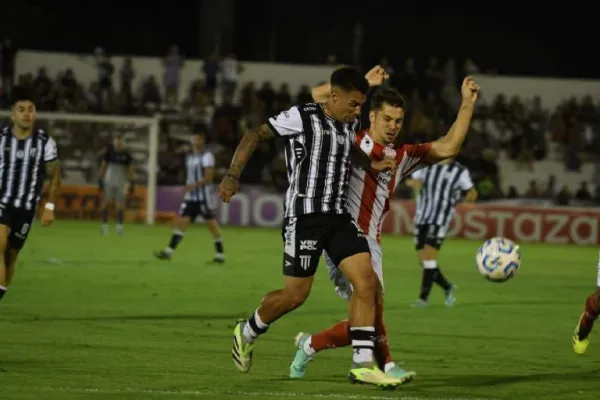 La bronca de los jugadores de Gimnasia de Mendoza tras el empate frente a San Martín de Tucumán