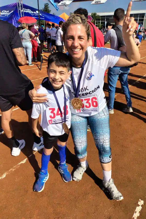 ALEGRÍA. Alejo y su mamá Luciana posaron sonrientes una vez finalizada la prueba.