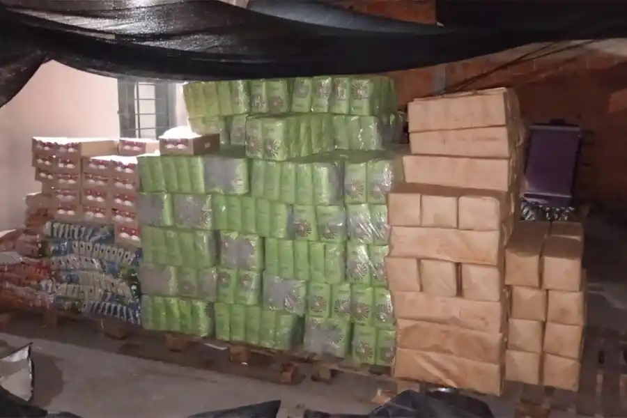 ALLANAMIENTO. La Policía se topó con fardos de mercadería luego de una denuncia por un supuesto caso de violencia de género.