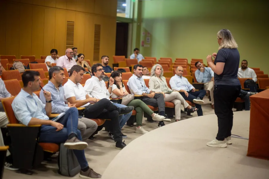 DE LA TEORÍA A LA PRÁCTICA. Una alumna del MBA de la Unsta expone ante el jurado. / GENTILEZA UNSTA