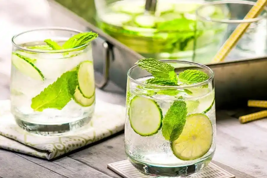 Una de las opciones más saludables es la limonada de pepino y menta. 