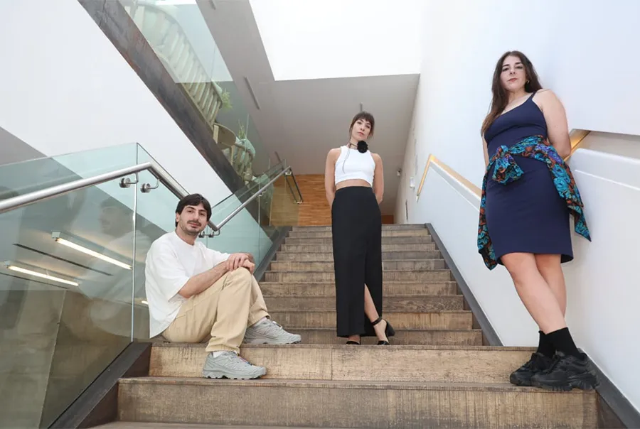 ana Sofía de la Vega aparece al medio en la foto, junto a Renzo Cozza y Andrea Franco. 