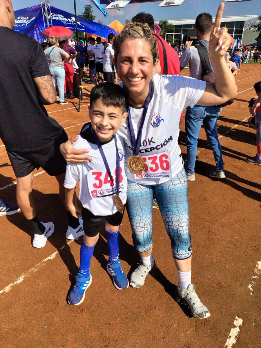 ALEGRÍA. Alejo y su mamá Luciana posaron sonrientes una vez finalizada la prueba.