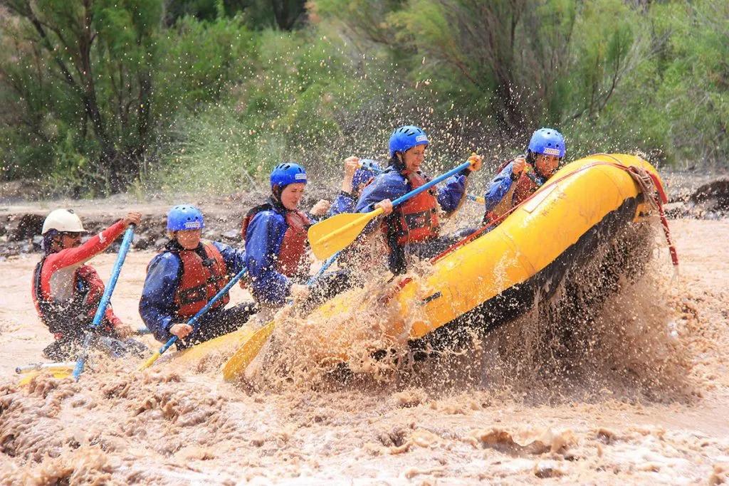 El rafting es una de las actividades más practicadas en los caudalosos ríos mendocinos.