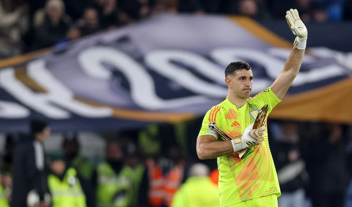 Emocionado y acompañado por sus hijos: el homenaje de Aston Villa para Emiliano Martínez en Champions League