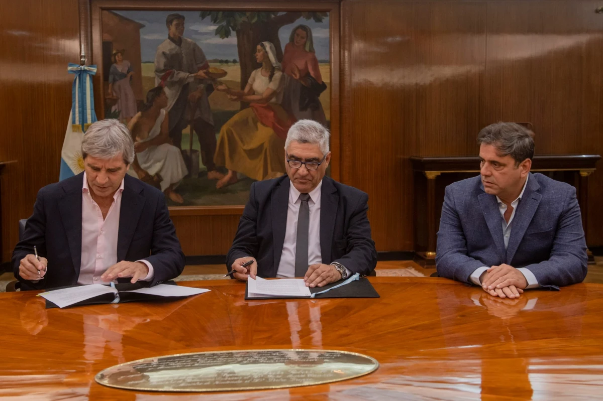 EN LA CASA ROSADA. Daniel Abad, al centro, junto a Luis Caputo y a Lisandro Catalán. (Foto Prensa Nación)