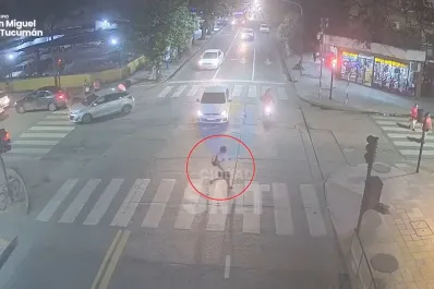 Violento accidente en pleno centro: un peatón fue embestido por una moto