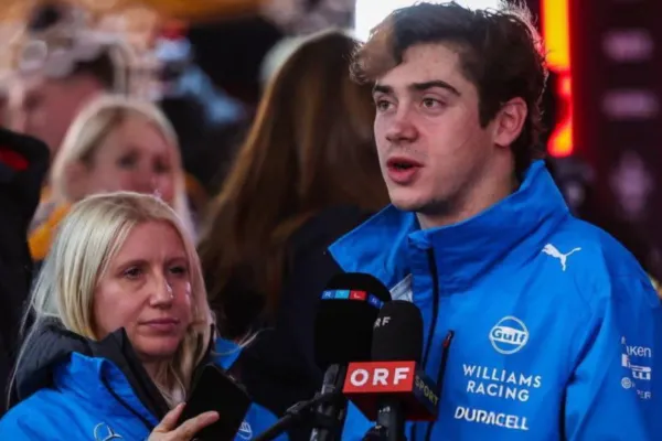 Una empleada de Williams se hizo viral por una foto con Franco Colapinto y lanzó un mensaje divertido