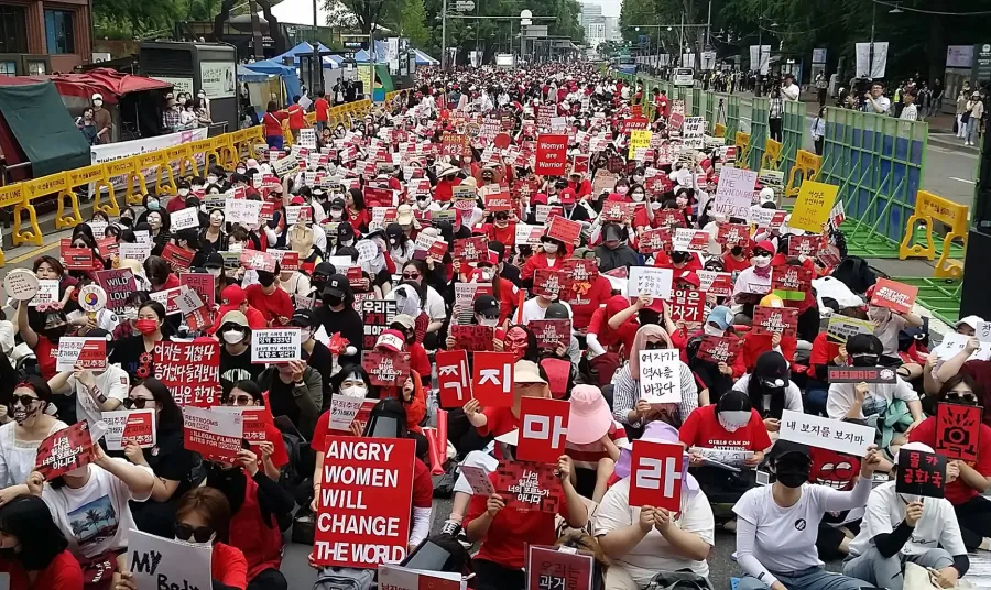 4B. Las marchas incluyen carteles como ''Las mujeres enojadas cambiarán el mundo''. / KOREA NEWS.