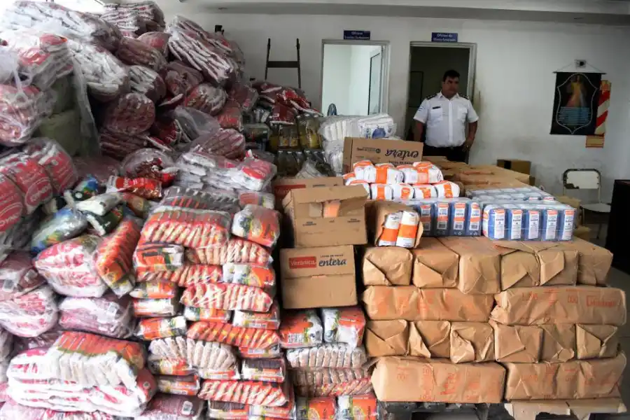 MANANTIAL SUR. La Policía trasladó cientos de kilos de mercadería a la seccional 15°. LA GACETA / FOTO DE ANALÍA JARAMILLO