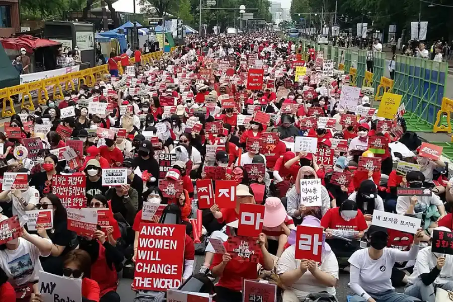 4B. Las marchas incluyen carteles como ''Las mujeres enojadas cambiarán el mundo''. / KOREA NEWS.
