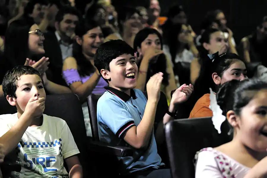 PROTAGONISTAS. Los coristas se sorprenden al ver el resultado de las fotos.