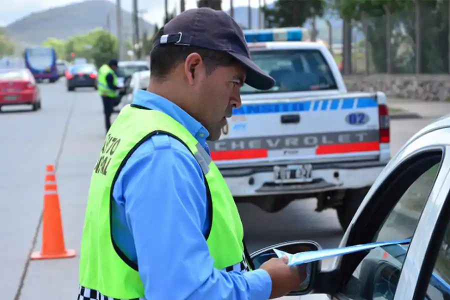 RENOVACIÓN. El trámite actual para renovar suele ser engorroso.