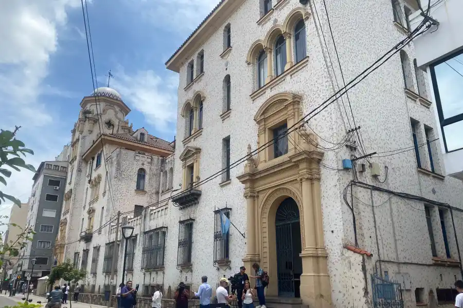 SALTA. La prensa aguardaba en las puertas del Juzgado Federal donde se tramita la causa de María Cash.