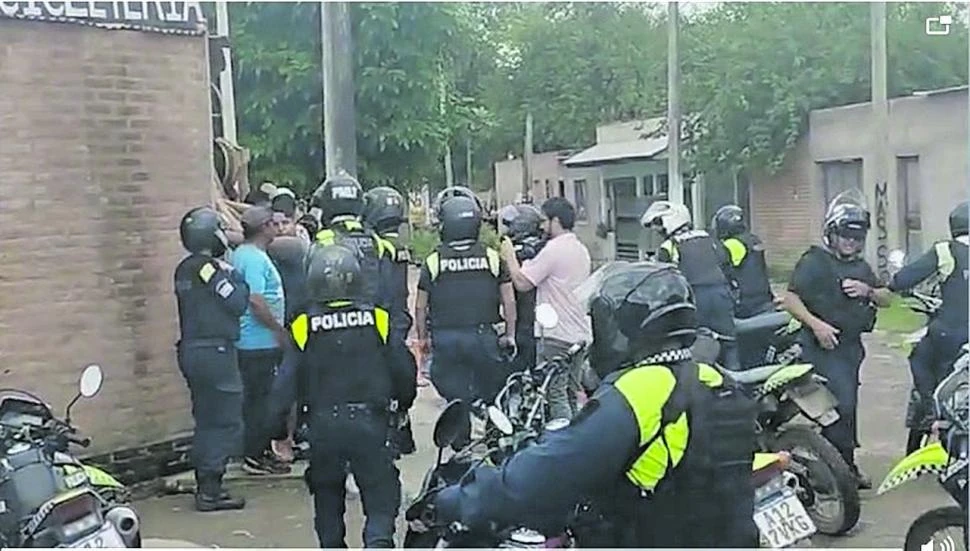 TODOS CONTRA LA PARED. Efectivos rodean a un grupo de personas para revisarlos en uno de los tantos momentos de tensión que se vivieron.