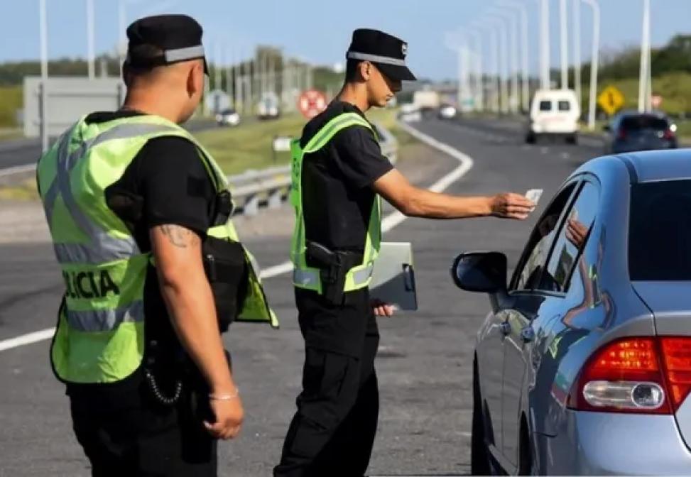 CONTROLES. La nueva cédula azul se podrá sacar a través de Mi Argentina y se mostraría desde el celular.