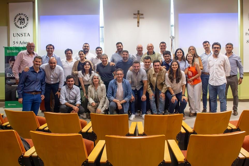 PARTICIPANTES. Estudiantes, docentes y jurados en la foto de cierre de la experiencia del 