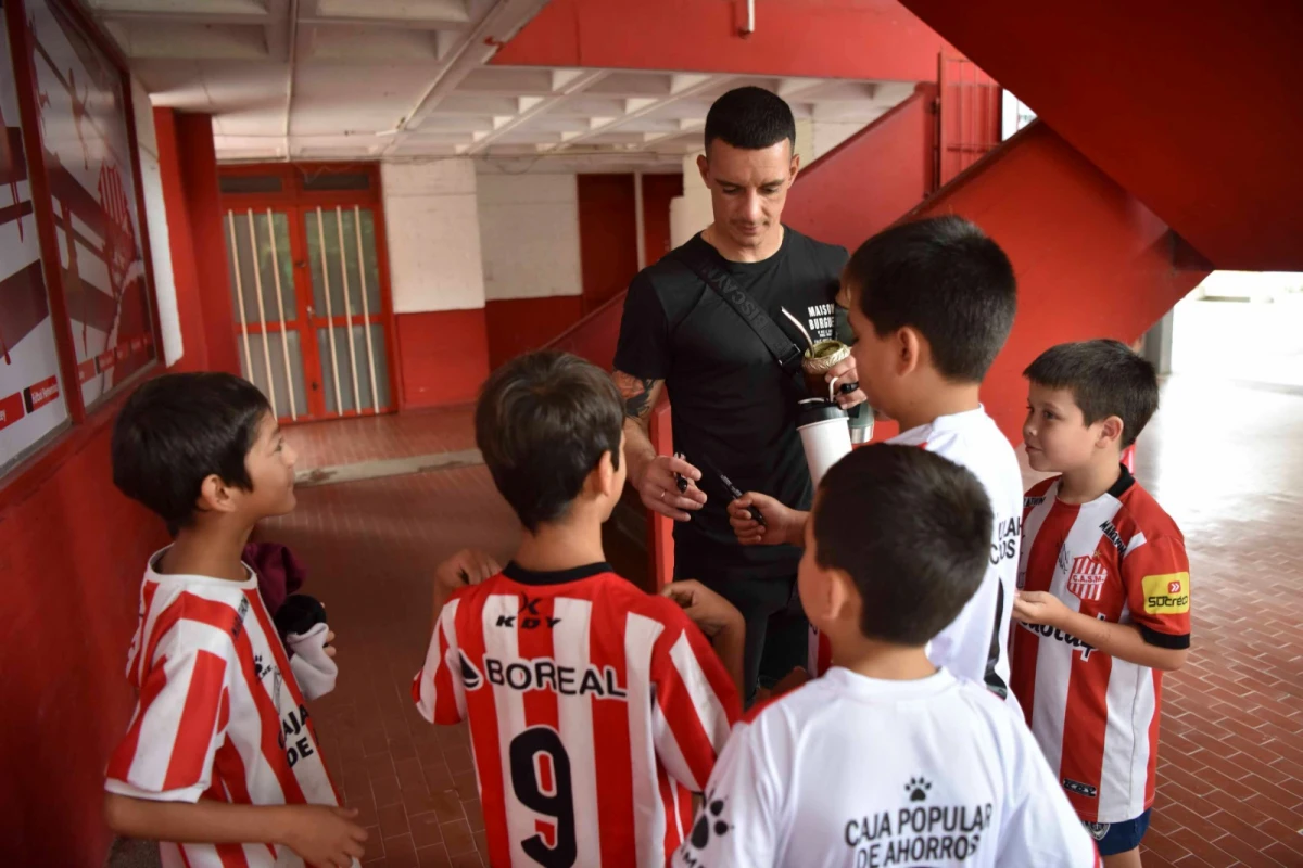 REFERENTE. Tras la práctica, Darío Sand se mostró predispuesto a firmar unas camisetas.