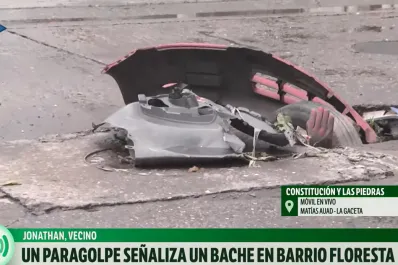 Insólito: un bache en el barrio Floresta está señalizado por un paragolpes que colocaron los vecinos
