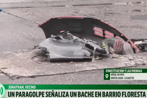 Insólito: un bache en el barrio Floresta está señalizado por un paragolpes que colocaron los vecinos