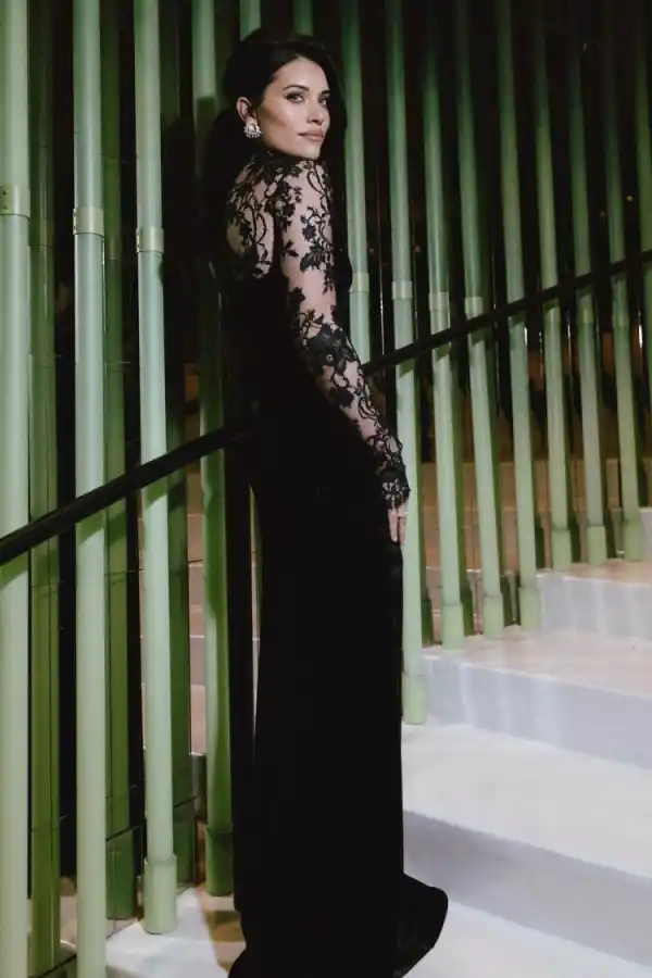 Eva de Dominici usó un look total black para la presentación de su última película en Las Vegas.