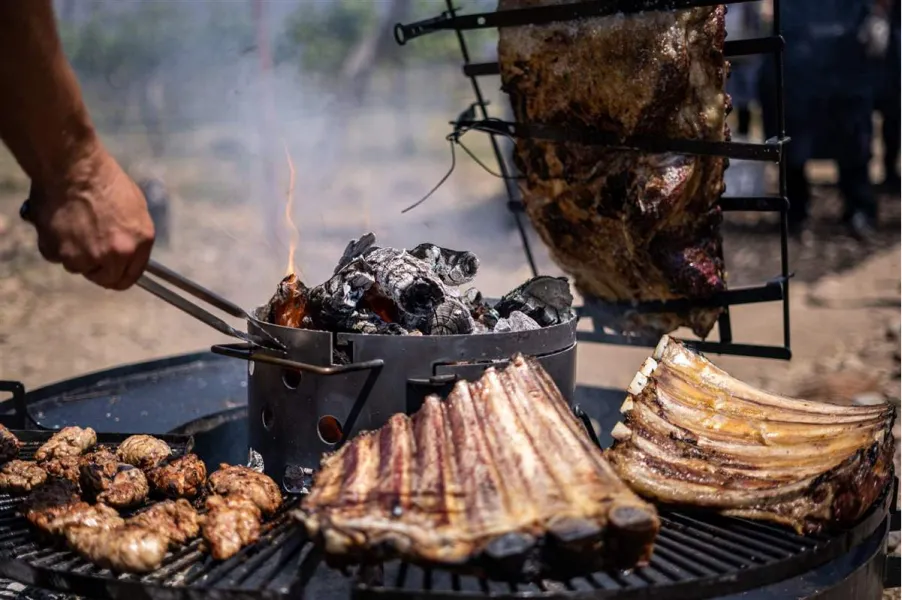 El asado argentino es reconocido en el mundo entero por las particularidades que lo distinguen de otras carnes asadas.