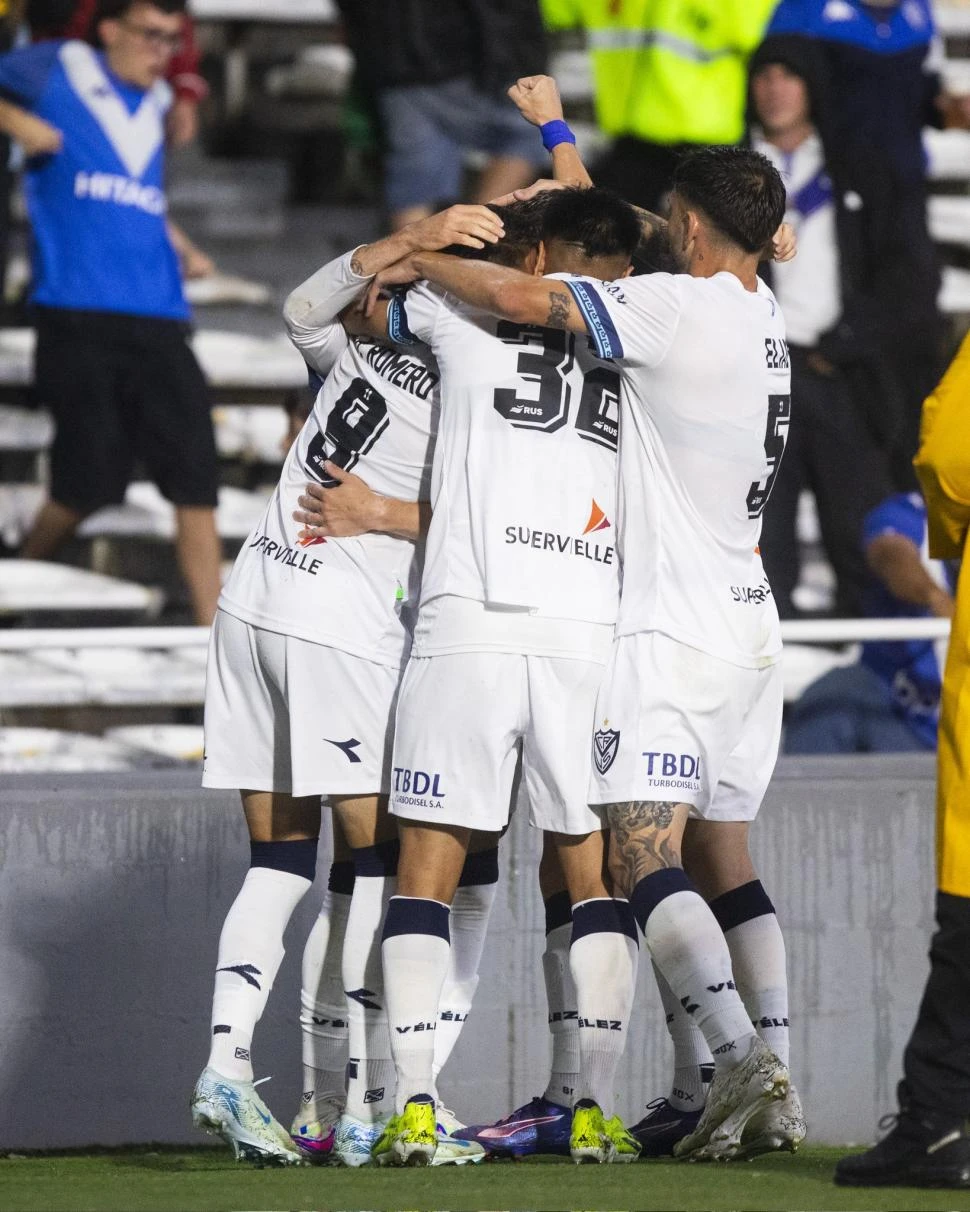 FESTEJÓ EL CONJUNTO DE LINIERS. Vélez derrotó a Boca por 4 a 3 y se clasificó para la final de la Copa Argentina. El equipo de Gustavo Quinteros jugará el partido decisivo contra los santiagueños.