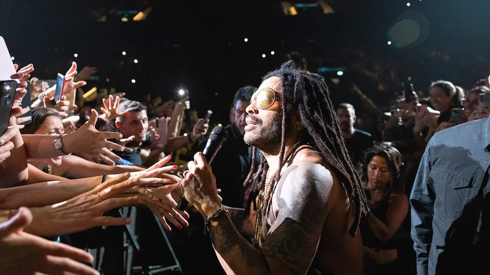 EMOCIONADO. Lenny Kravitz incluso bajó a saludar al público cara a cara (Prensa DF)