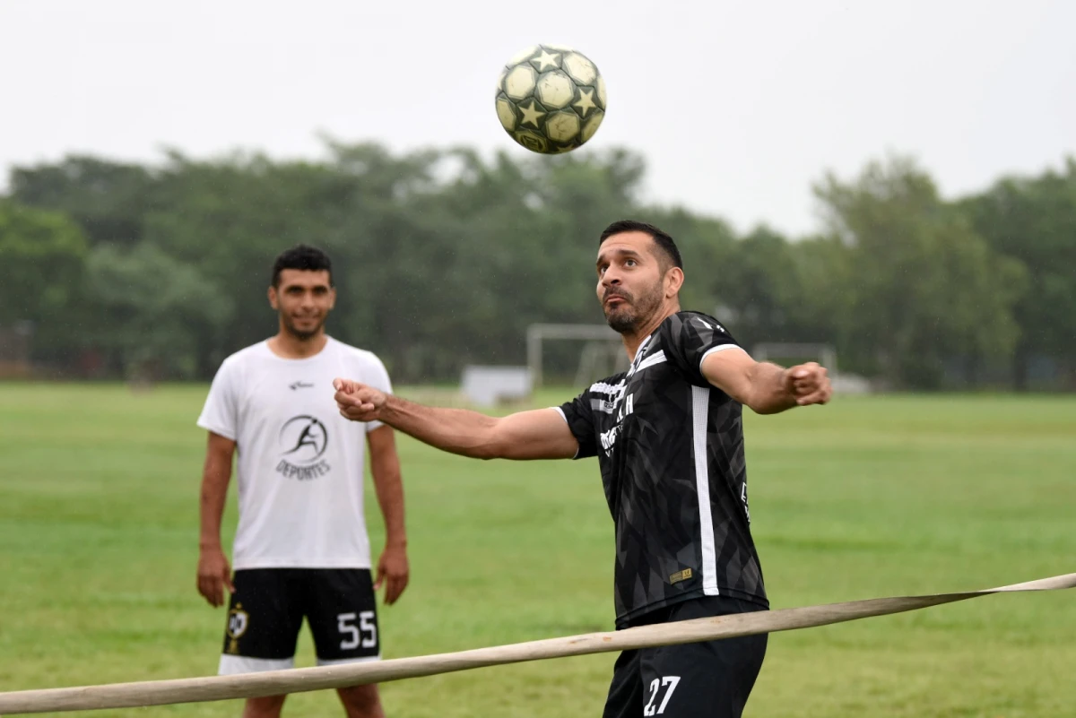 SOÑANDO EN GRANDE. El defensor quiere llevar a los Cuervos de Burruyacú a la Tercera división del fútbol argentino.