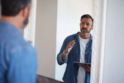 Los sorprendentes beneficios de hablar solo y en voz alta, según la Psicología