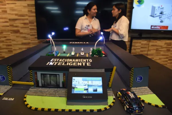 Desde semáforos inteligentes hasta energía solar: estudiantes exhiben sus soluciones tech