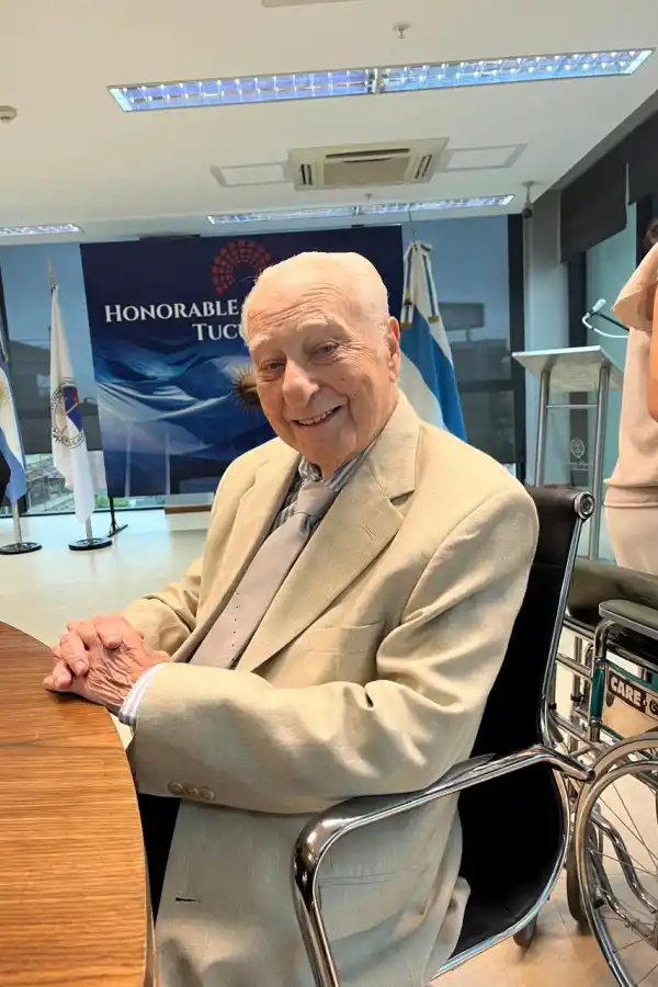 REFERENTE INELUDIBLE. Alfredo Fenik sintetiza en su vida la escena local.