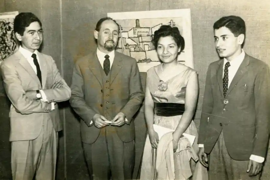 EN LA PEÑA EL CARDÓN. La foto remite a la primera muestra de Estela Nieto, realizada en 1960. La acompaña Raúl Ponce.