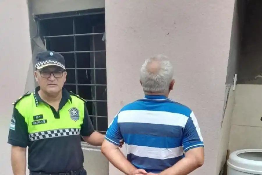 BAJO ARRESTO. Un agente de Policía junto a uno de los sospechosos.