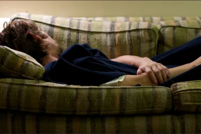 Los sorprendentes rasgos psicológicos que comparten las personas que duermen en el sillón