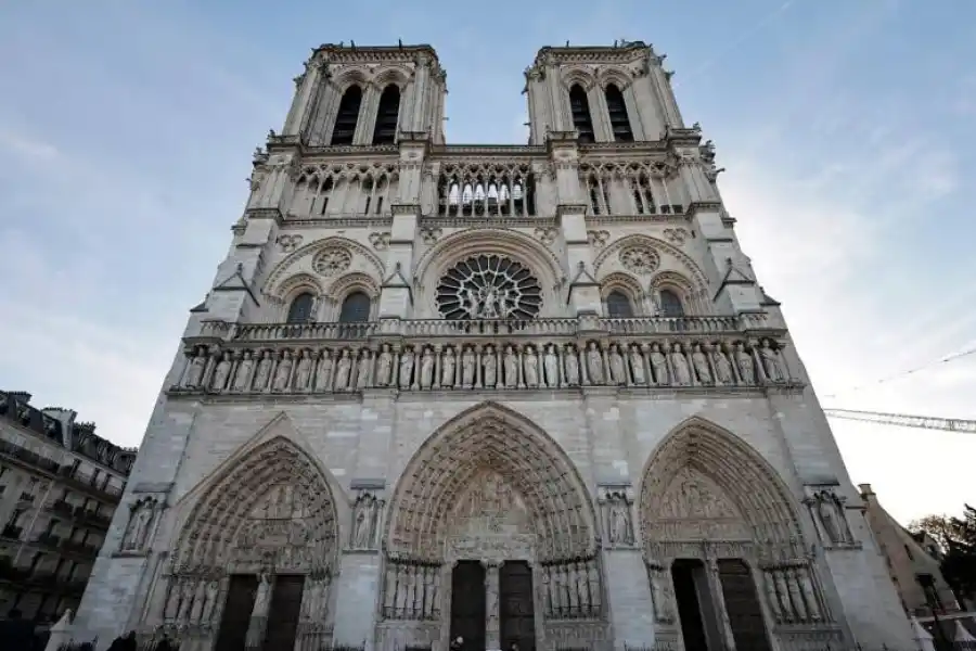 A NUEVO. Las gigantescas puertas frontales recuperaron su antigua gloria.