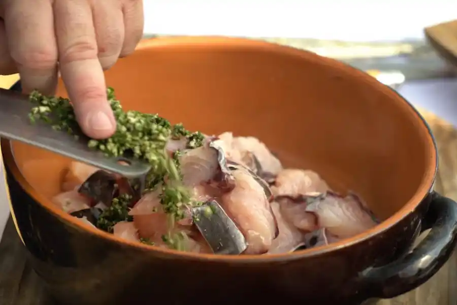 INNOVADOR. El mate se mezcla con pescado para lograr un plato salado.