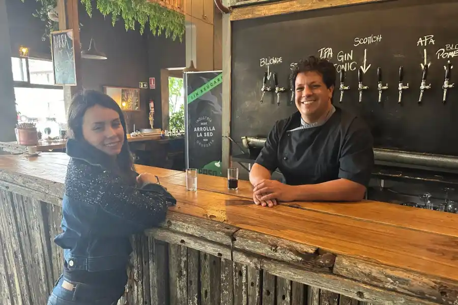 Sol de LG Lifestyle junto a Álvaro Martínez Martusciello uno de los propietarios y chef de El Mercado.