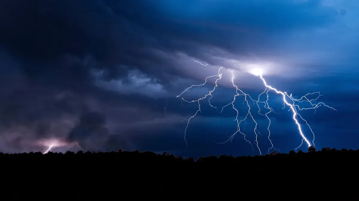 Doble alerta meteorológica por tormentas y fuertes vientos: cuáles son las provincias afectadas y hasta cuándo rigen