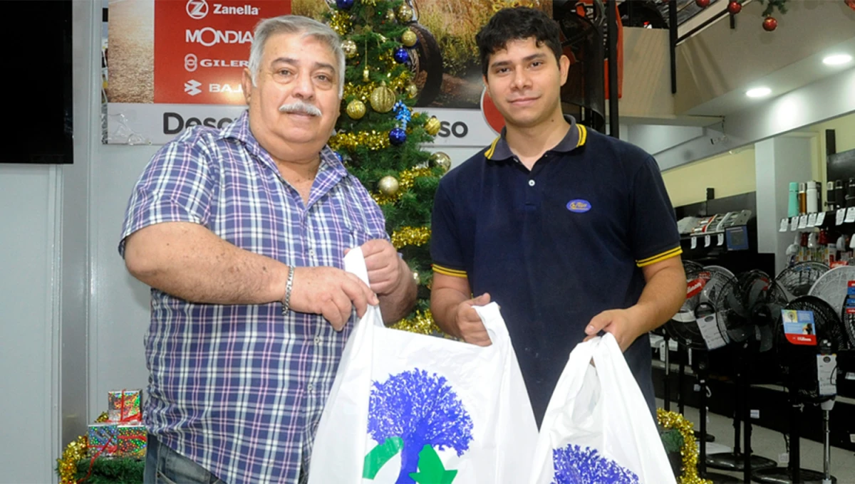 GANADOR. El lector José Antonio Cárdenas recibió su premio y compró una licuadora.