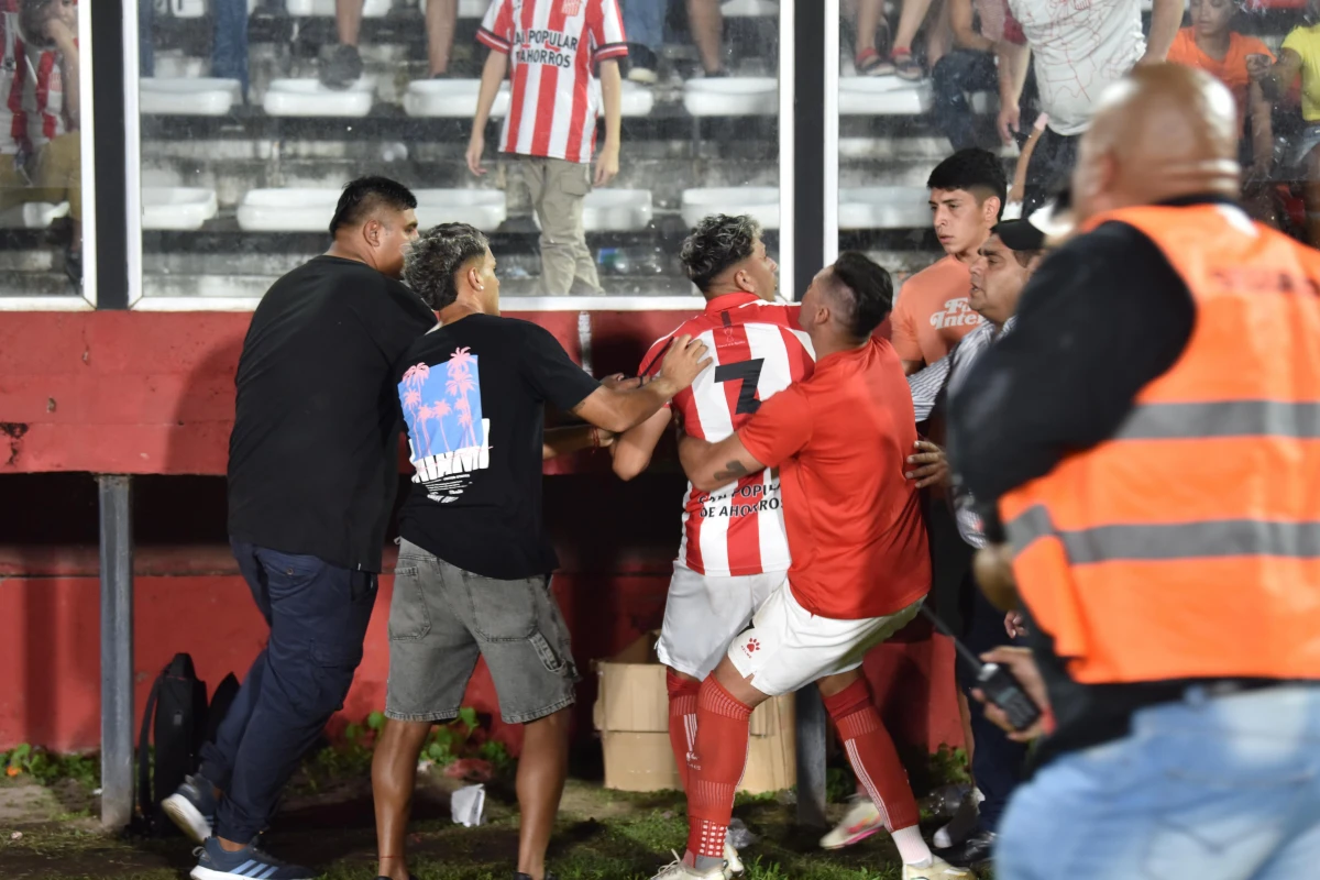 DESCONTROLADO. Lucas Diarte se enojó con unos fanáticos y fue contenido por Gonzalo Rodríguez e integrantes del cuerpo técnico.