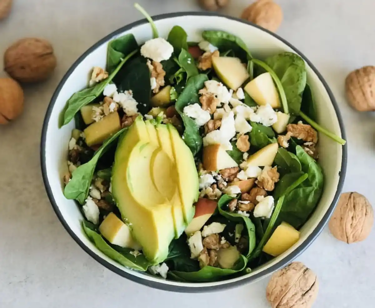 La ensalada de espinacas es una excelente opción rica en magnesio.