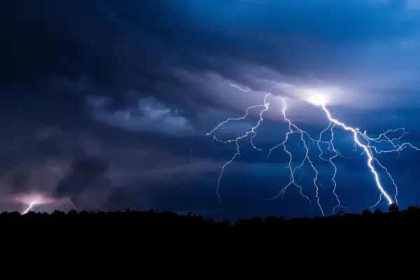 Doble alerta meteorológica por tormentas y fuertes vientos: cuáles son las provincias afectadas