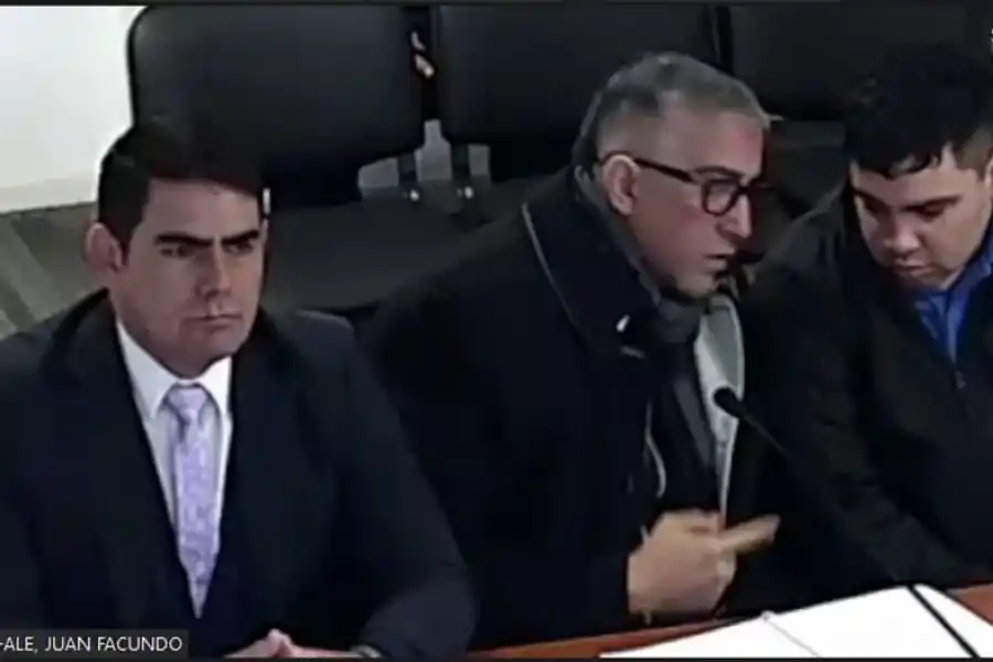 EN AUDIENCIA. Facundo Ales junto a su abogado Ricardo Fanlo.
