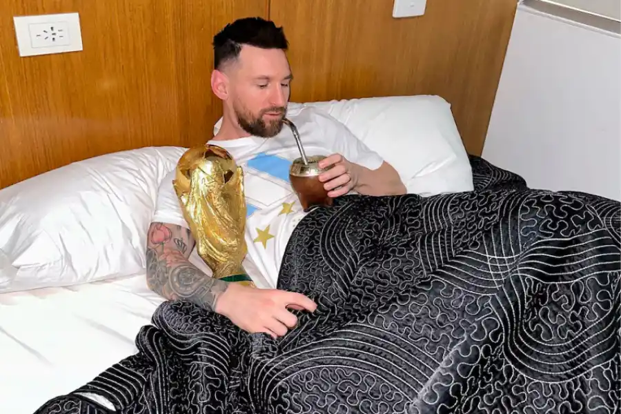 CAMPEÓN DEL MUNDO. GOAT disfruta del mate con una peculiar compañía. / INSTAGRAM @leomessi